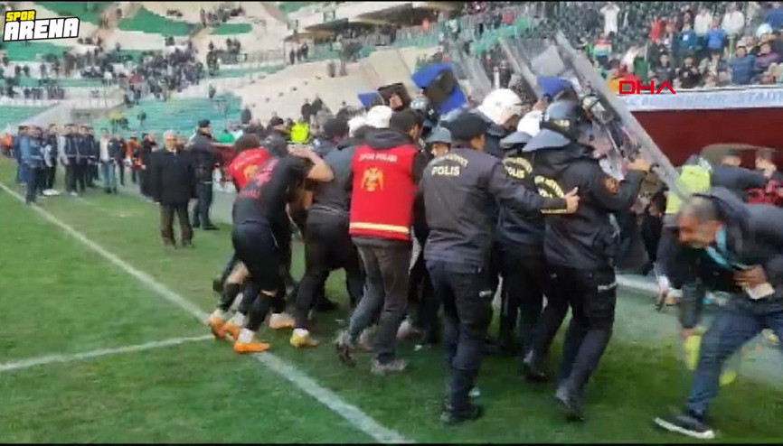 Bursaspor-Diyarbekirspor maçında saha karıştı, 5 kırmızı kart çıktı