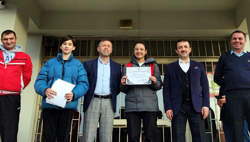 Tuşlu telefon kullanan liseli Haticeye takdir belgesi