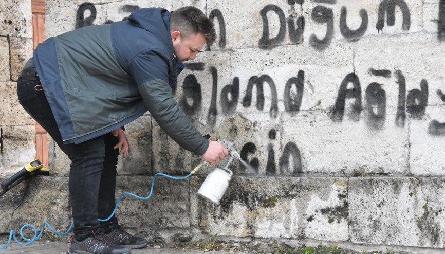 Tarihi medresedeki sprey boyalı yazılar boya çürütme tekniğiyle silindi