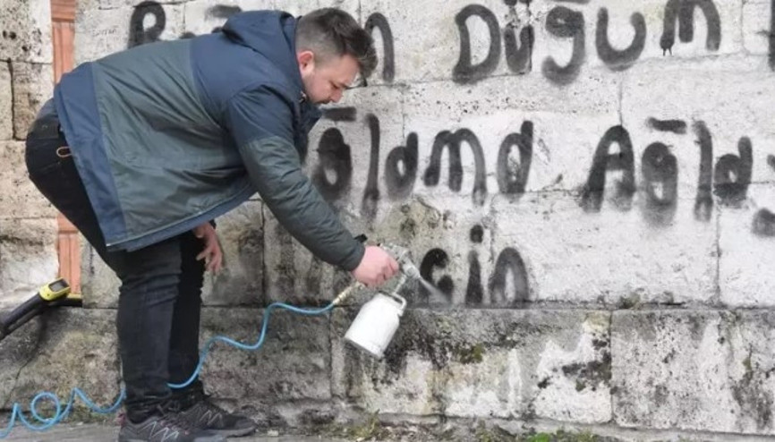 Sivasta tarihi medresedeki sprey boyalı yazılar, boya çürütme yöntemiyle silindi