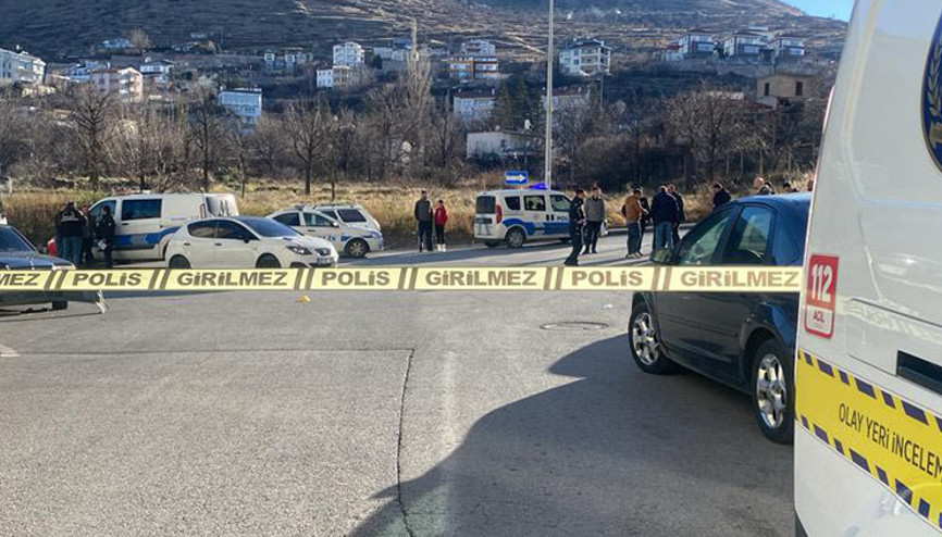 Trafikte husumetlisi ile karşılaştı, aracından inip silahla vurdu