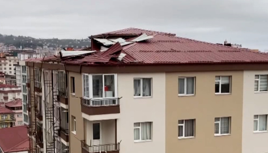 Rizede fırtına; çatı uçtu, pencere camları kırıldı