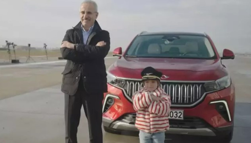 Bakan Uraloğlu ve Zayn Sofuoğlu, Sabiha Gökçen Havalimanı 2. Pisti açılışı öncesi TOGG aracıyla test yarışı yaptı