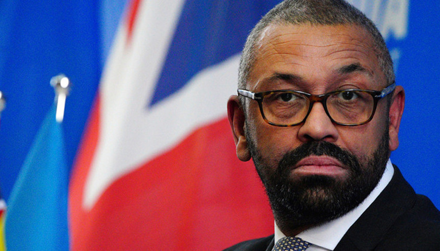 Bakanın karısı ile ilgili yaptığı şaka İngiltereyi karıştırdı Kadınlar çileden çıktı, istifa sesleri yükseliyor