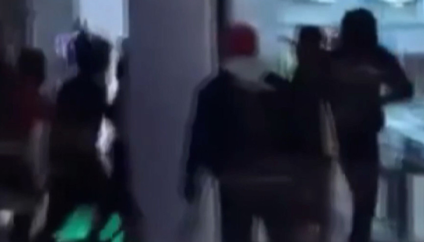 ABD’de alışveriş merkezinde silahlı çatışma anları kamerada