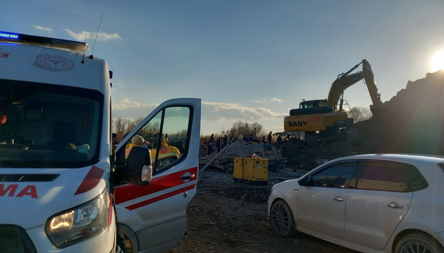 Diyarbakırda kum ocağı inşaatının istinat duvarı çöktü