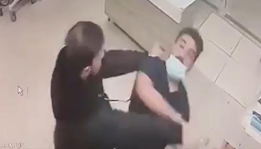 Babamla ilgilenmiyorsunuz deyip sağlık çalışanına saldırdı Babamla ilgilenmiyorsunuz deyip sağlık çalışanına saldırdı