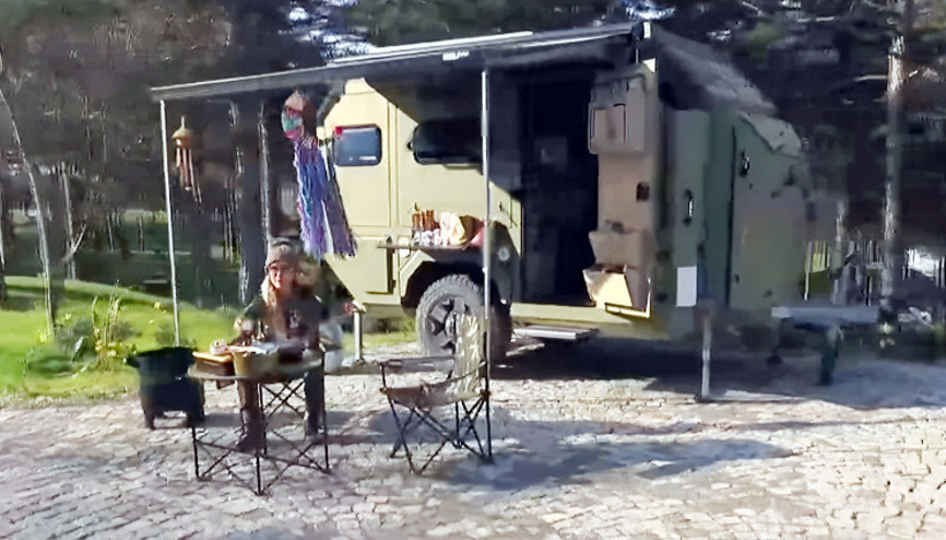 Podyumların ünlü mankeni şehrin gürültüsünden kaçtı... Orman içinde yeni hayat