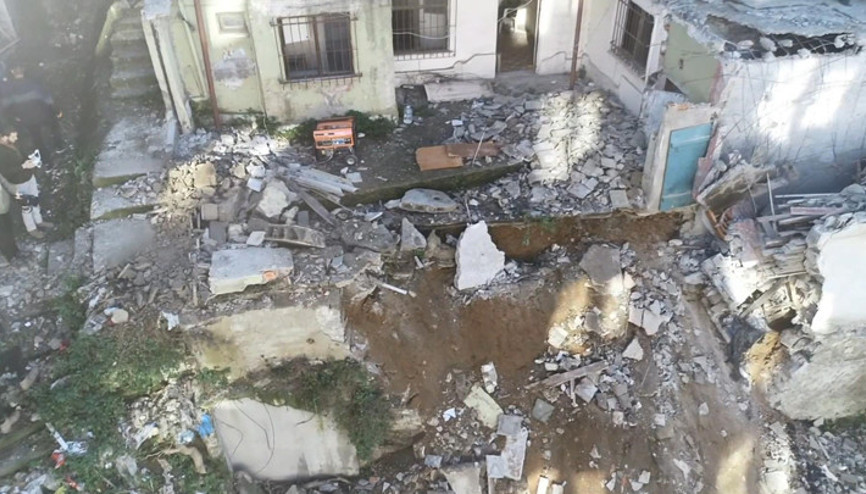 Eyüpsultanda faciadan dönüldü... Beton parçaları çocuk parkına düştü