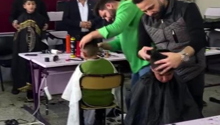 Sınıfı kuaför salonuna çevirerek 80 öğrenciye saç bakımı yaptılar