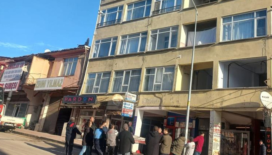 Sinopta intihar girişimi Belediye başkanı devreye girdi, yakalayarak aşağı indirdi
