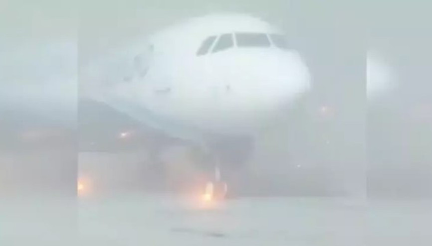 Hindistanda yoğun sis: 110 uçuş ertelendi
