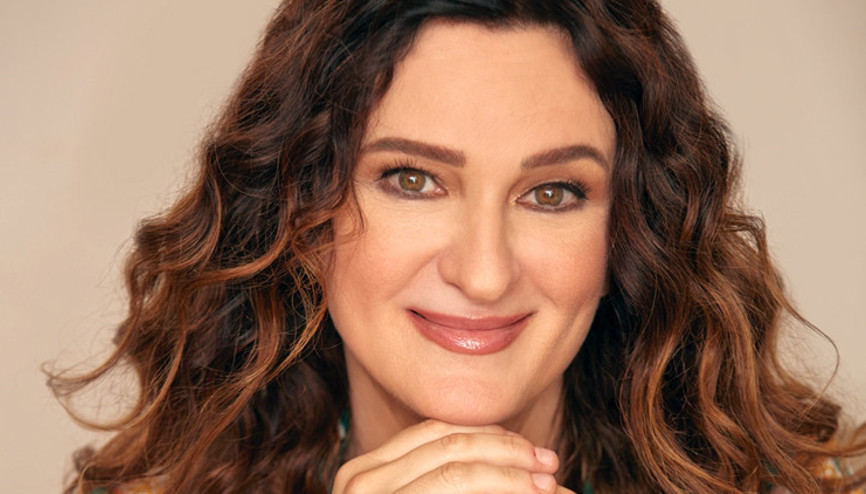 Anjelika Akbardan “Başlangıç”