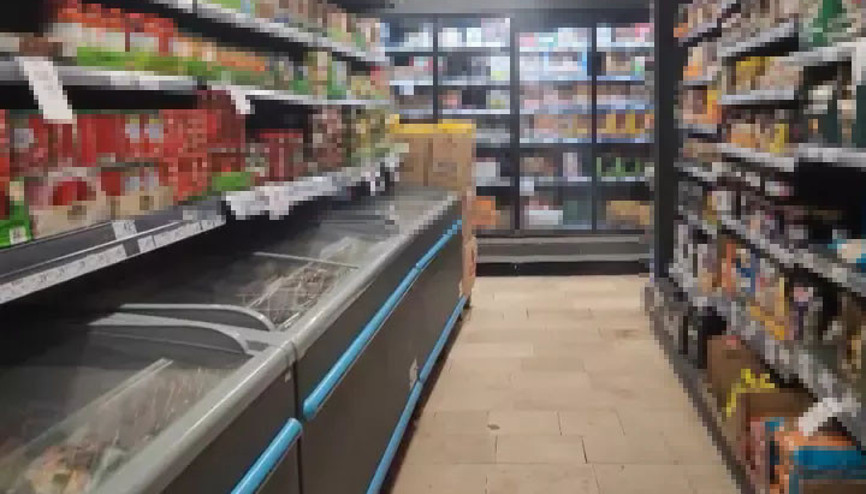 Marketlerde etiket değiştirme mesaisi Marketlerde etiket değiştirme mesaisi