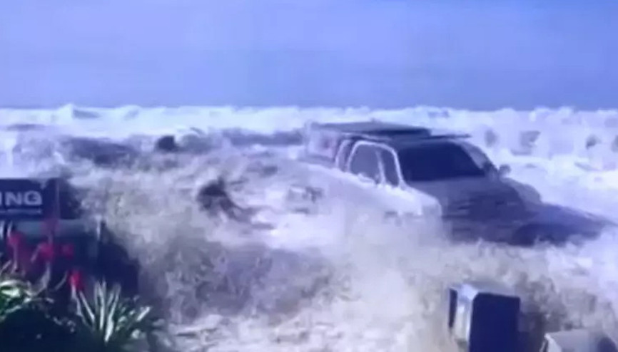 Dev dalgalar insanları ve araçları sürükledi: Panik anları kamerada