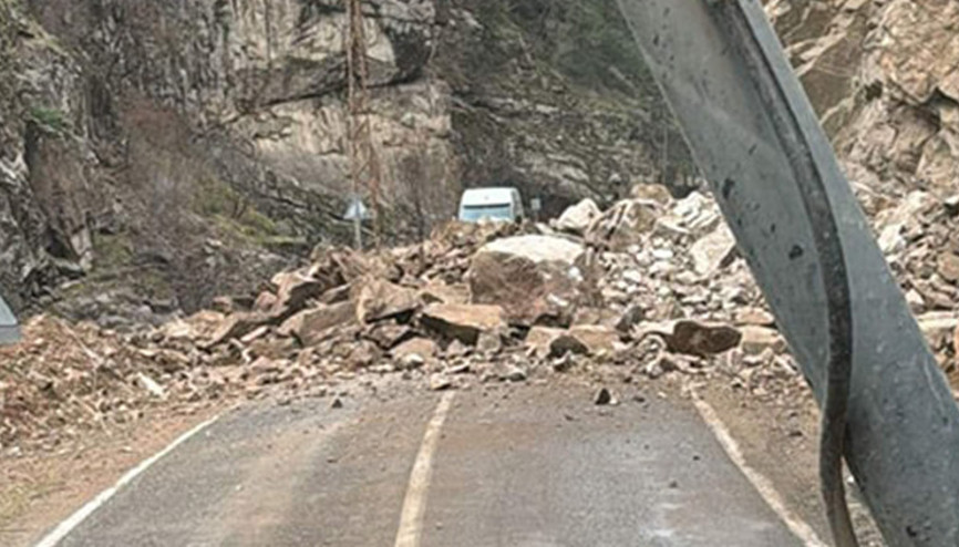 Facianın eşiğinden dönüldü Yamaçtan düşen kayalar yolu kapattı