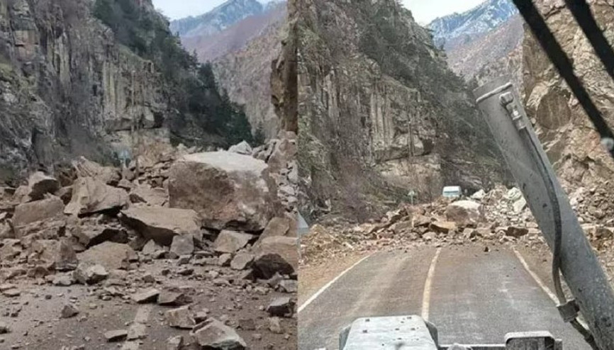 Artvinde heyelan Düşen kayalar, kara yolunu kapattı