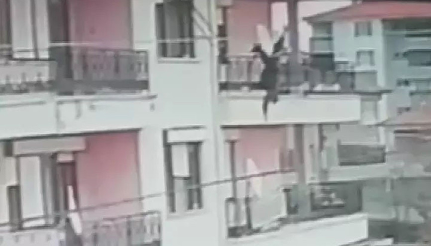 İtfaiye erinin kahreden ölümü kamerada... Anteni tamir ederken böyle düşmüş