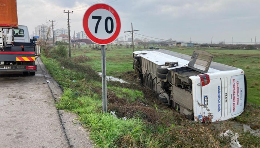 Lapseki’de işçileri taşıyan otobüs kaza yaptı: 5 yaralı