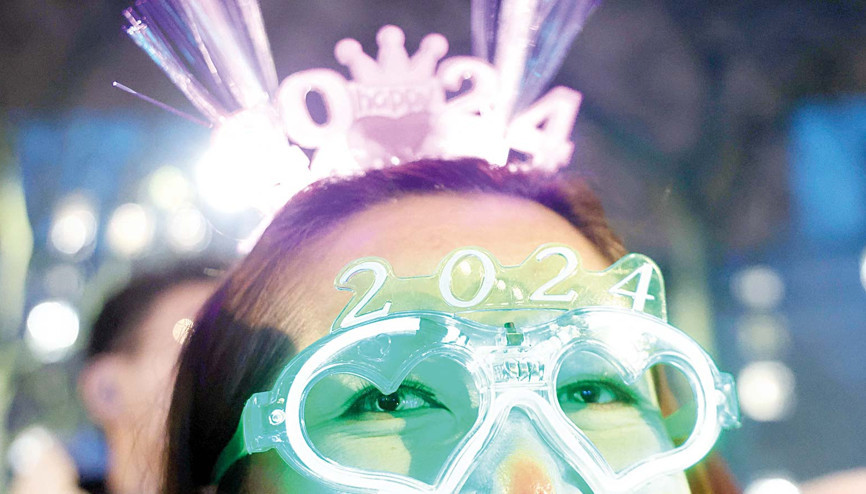 Yılbaşı gecesi manzaraları... Bir yanda kutlamalar diğer yanda bombalar