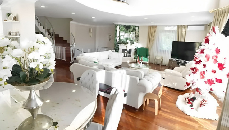 Ünlü şarkıcı ailesiyle burada yaşıyor 4 katlı villa, çocuk parkı ve havuz...