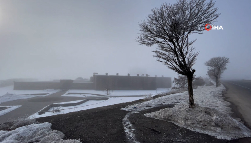 Bitlis’te ağaçlar kırağı tuttu