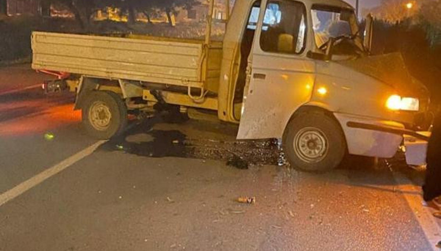 Kamyonet bariyere çarptı; kaza anı kamerada