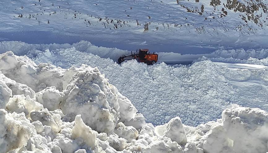 Van-Bahçesaray kara yolu çığ riski nedeniyle 13 gündür kapalı Yolun 5 ayrı noktaya çığ düştü Van-Bahçesaray kara yolu çığ riski nedeniyle 13 gündür kapalı Yolun 5 ayrı noktaya çığ düştü