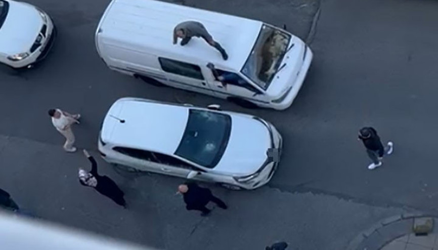 Trafikte dehşet: Sürücüler birbirlerine balyozla saldırdı