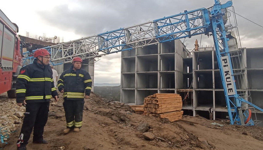 Manisada operatörün feci ölümü Devrilen kule vincin demirlerine asılı kaldı