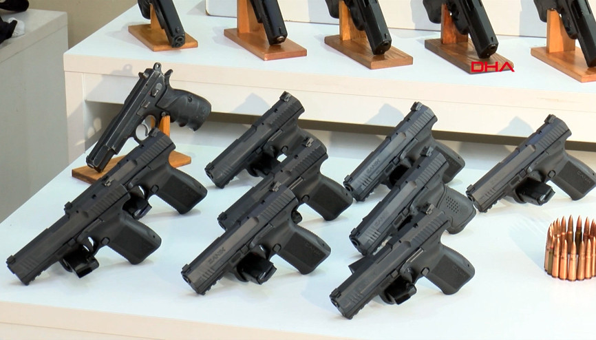 Kafes-29 operasyonunda ele geçirilen silahlar sergilendi Kafes-29 operasyonunda ele geçirilen silahlar sergilendi