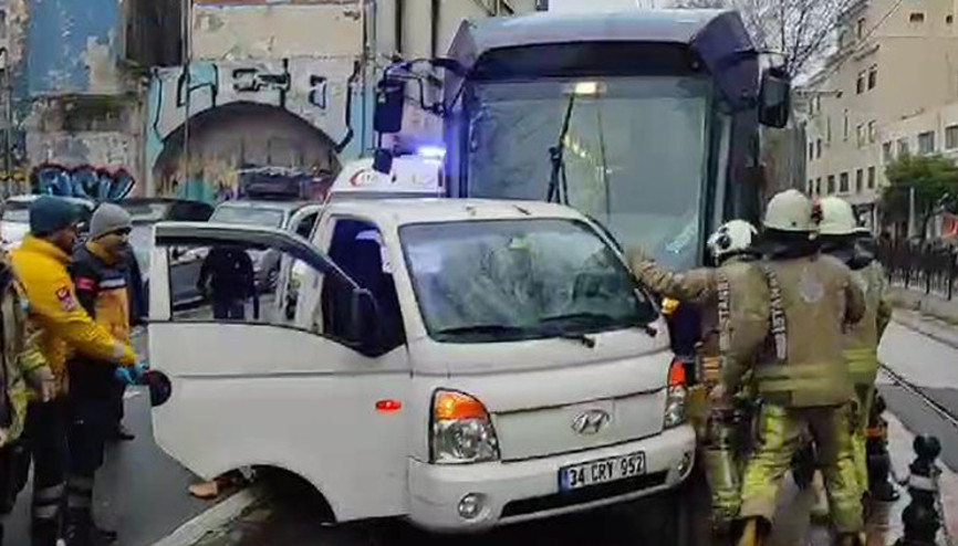 İstanbulda ray hattına giren kamyonete tramvay çarptı: 1 yaralı