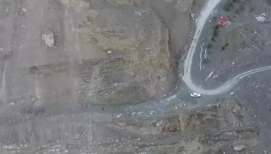 Heyelan riskli yol köylülerin kâbusu oldu Burada ev yandı, itfaiye çıkamadı