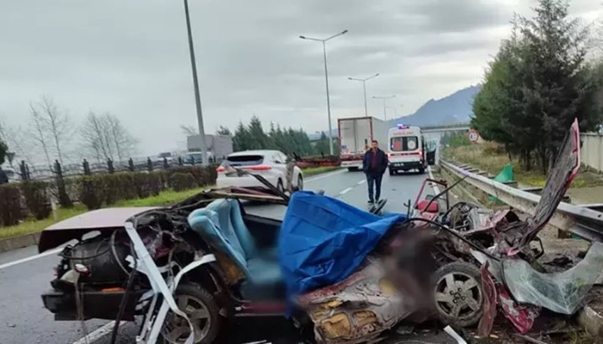 Trabzonda bariyere çarpan otomobil parçalandı: 2 ölü, 2 yaralı