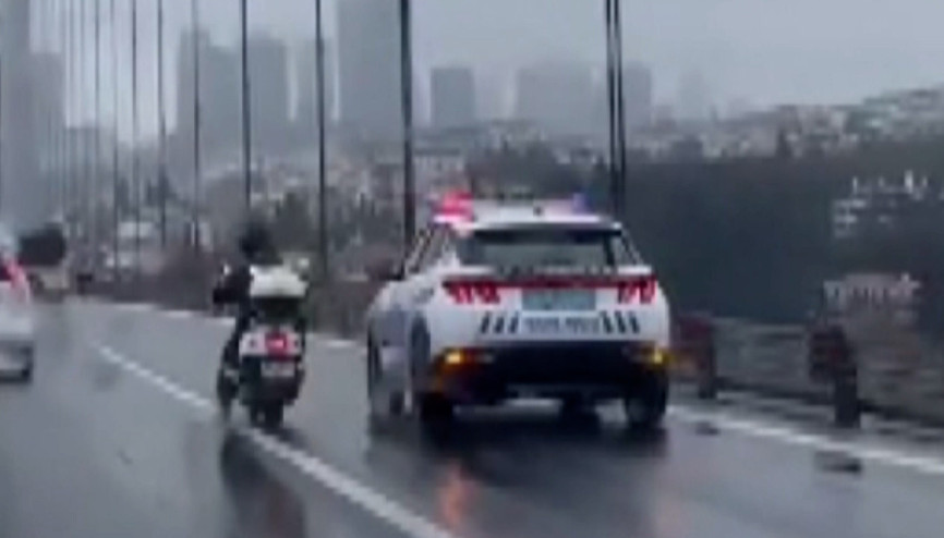 Şiddetli rüzgarda köprüden geçmeye çalışan motosikletlilere kalkan oldular Şiddetli rüzgarda köprüden geçmeye çalışan motosikletlilere kalkan oldular