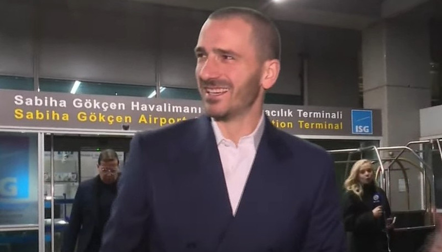 Son dakika: Fenerbahçe, dünyaca ünlü futbolcu Leonardo Bonucciyi resmen açıkladı İstanbula geldi, taraftarla buluştu