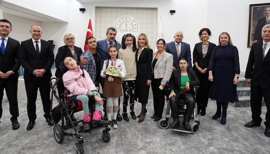 Özel gereksinimli çocuklar Bakan’ın konuğu oldu Özel gereksinimli çocuklar Bakan’ın konuğu oldu
