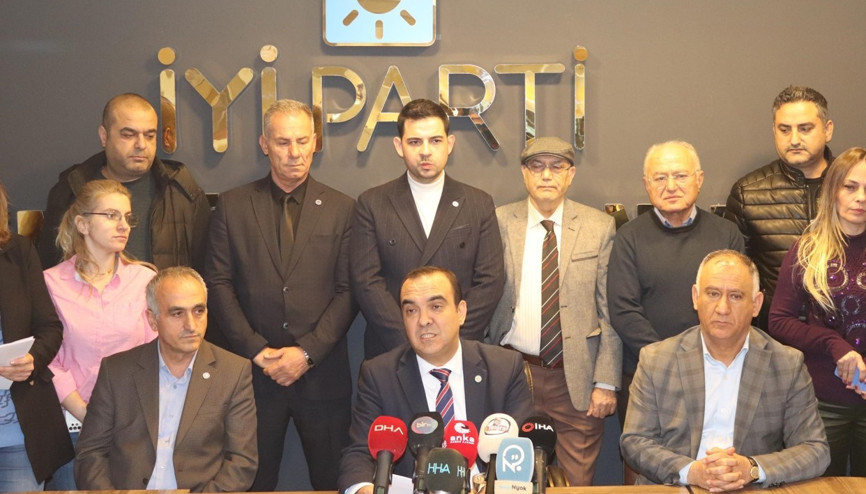 İYİ Partide İzmir İl Başkanı ve yönetimi görevden alındı Bezircilioğlu, Ümit Özlaleyi suçladı İYİ Partide İzmir İl Başkanı ve yönetimi görevden alındı Bezircilioğlu, Ümit Özlaleyi suçladı