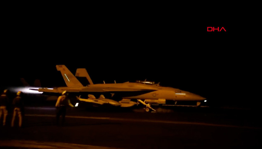 ABD ve İngiltere, Husi hedeflerini jetlerle ve füzelerle vurdu: Uçak gemisinden kalkan uçakların görüntüleri ABD ve İngiltere, Husi hedeflerini jetlerle ve füzelerle vurdu: Uçak gemisinden kalkan uçakların görüntüleri