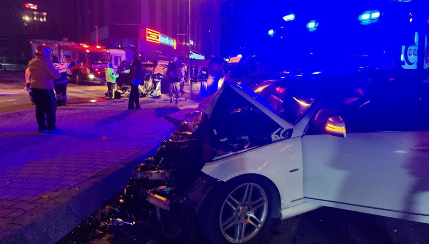 Zeytinburnu D-100 yan yolda feci kaza: 1i ağır, 4 yaralı