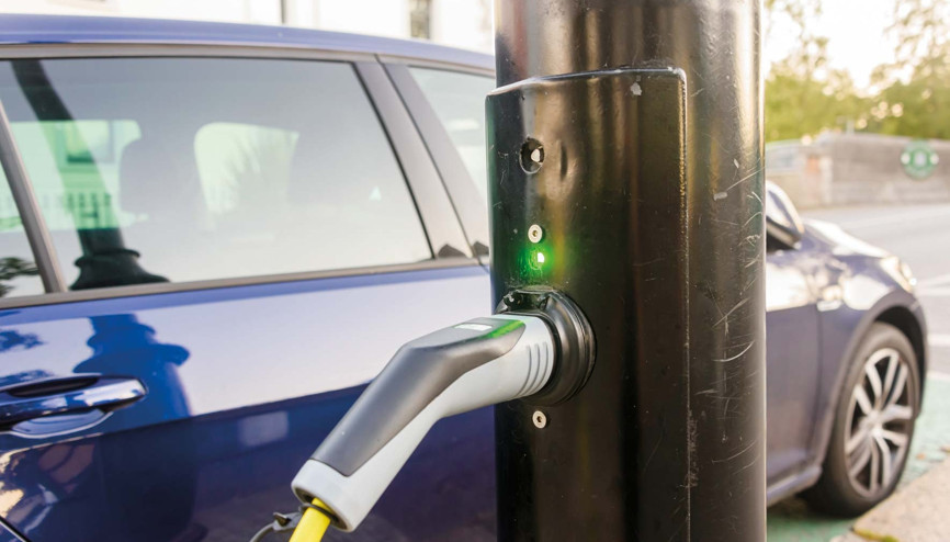 Enerji verimliliğinde 2030 yol haritası belli oldu... Aydınlatma direkleri şarj istasyonu oluyor