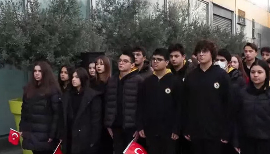Okullarda şehitler için saygı duruşu