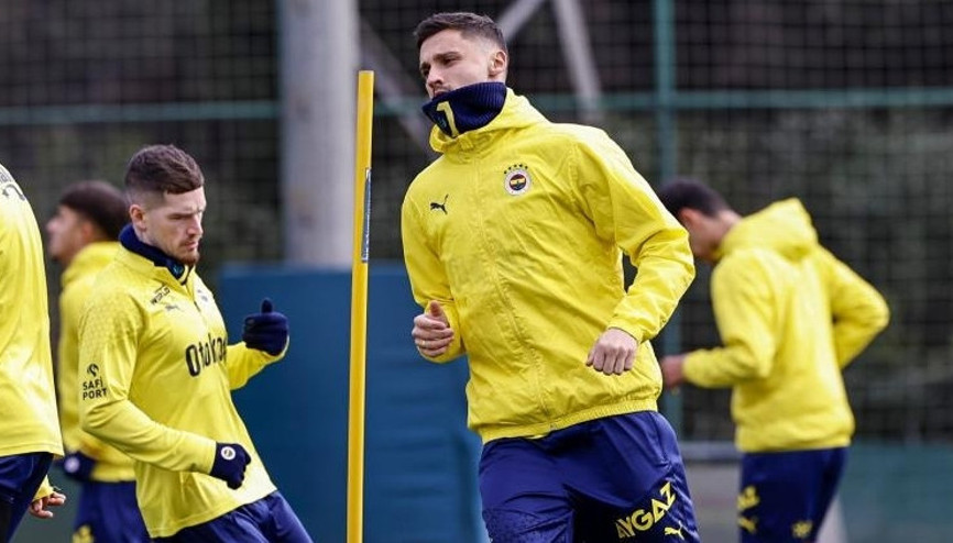 Fenerbahçenin yeni transferi Rade Krunic, takımla ilk antrenmanına çıktı