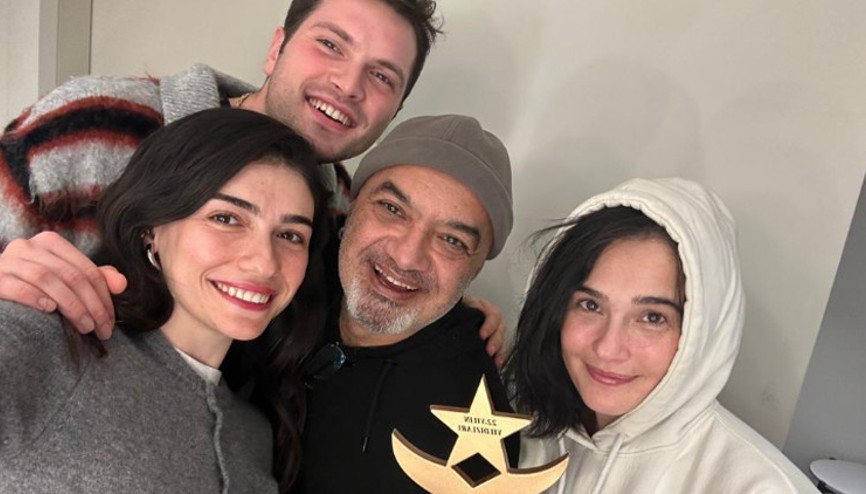 Yılın en beğenilen tiyatro oyunu: “Timsah Ateşi” Yılın en beğenilen tiyatro oyunu: “Timsah Ateşi”