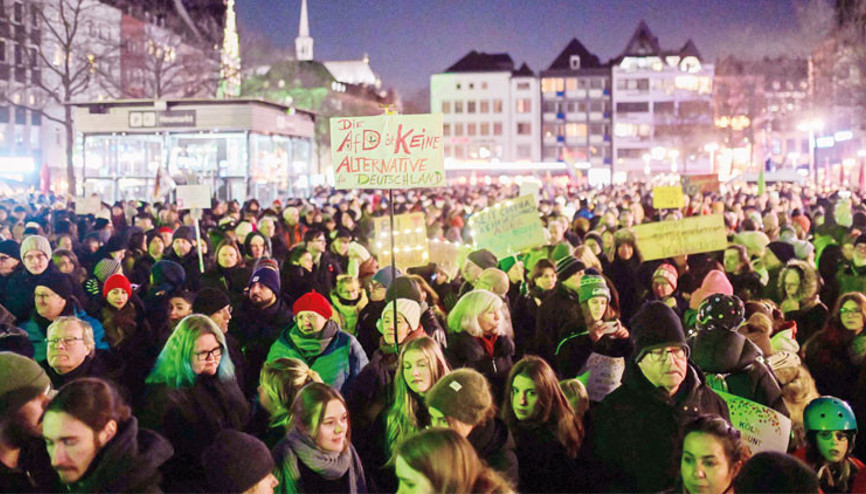 Almanya’da binler ırkçı partiye isyan etti: Biz buradayız bir yere gitmeyiz Almanya’da binler ırkçı partiye isyan etti: Biz buradayız bir yere gitmeyiz