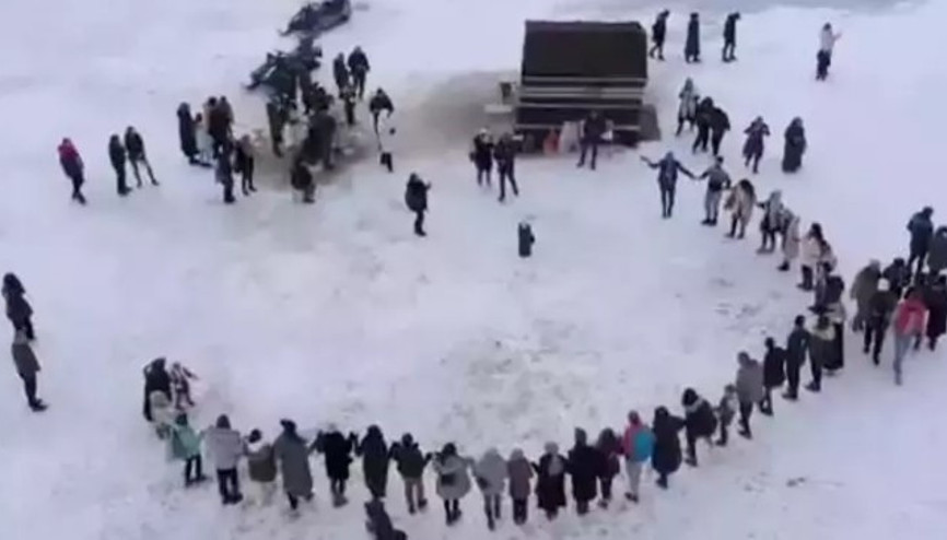 Buz tutan Çıldır Gölü, tatilcilerin eğlence mekanı oldu Buz tutan Çıldır Gölü, tatilcilerin eğlence mekanı oldu