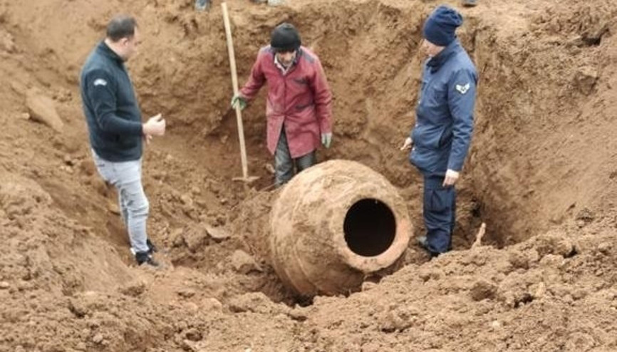 Tarlasında 1 metre uzunluğunda küp buldu