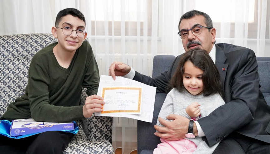 Depremzede öğrenci karnesini Bakanın elinden aldı