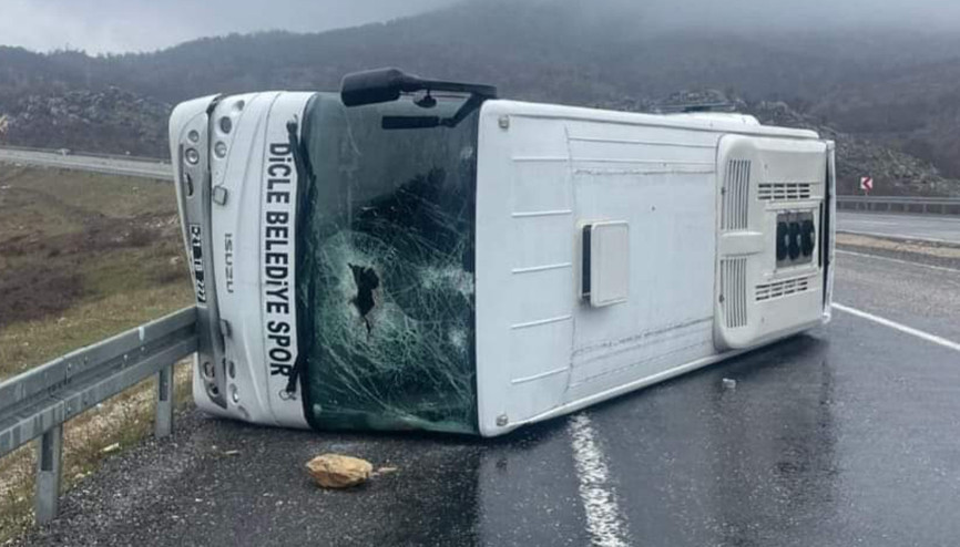 Dicle Belediyespor futbolcularını taşıyan midibüs devrildi 10 yaralı...