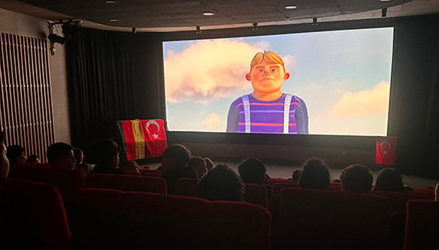 ‘Rafadan Tayfa: Hayrimatör’ Pforzheim’daki minik hayranlarından tam not aldı